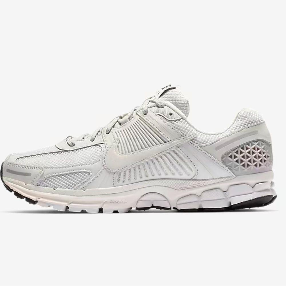 Nike Vomero Zoom 5 Vast Grey. Men’s 4. Women’s 5.5. Gently worn.Great condition.